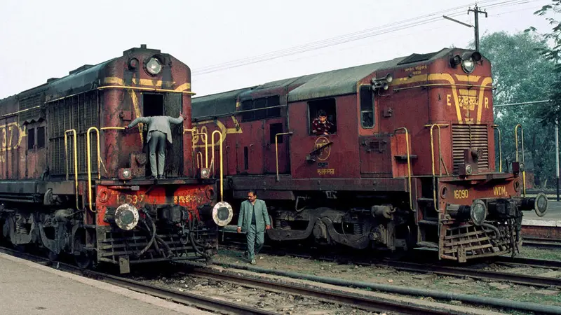 The Power Behind the Tracks: Understanding the Role of Locomotives in Railways